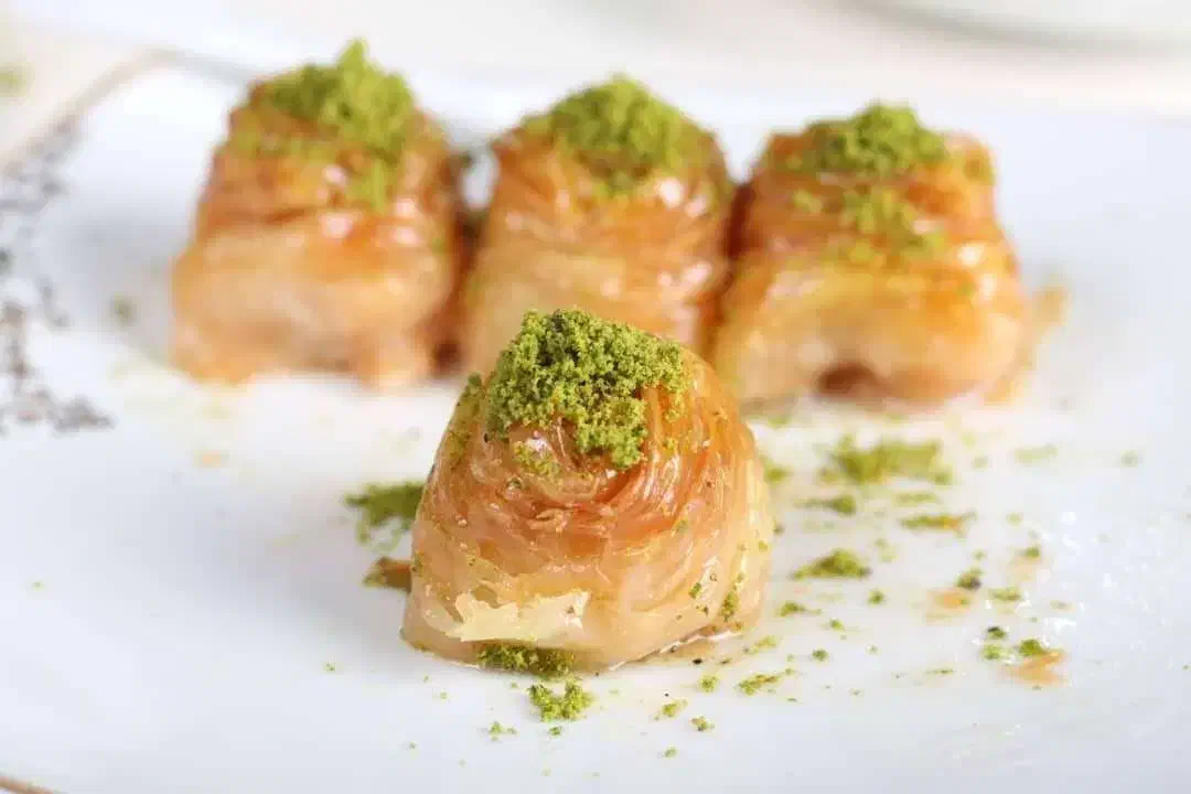 کارگر ساده خانم و آقا با بیمه برای شیرینی پزی|استخدام خدمات فروشگاه و رستوران|مشهد, ثامن|دیوار