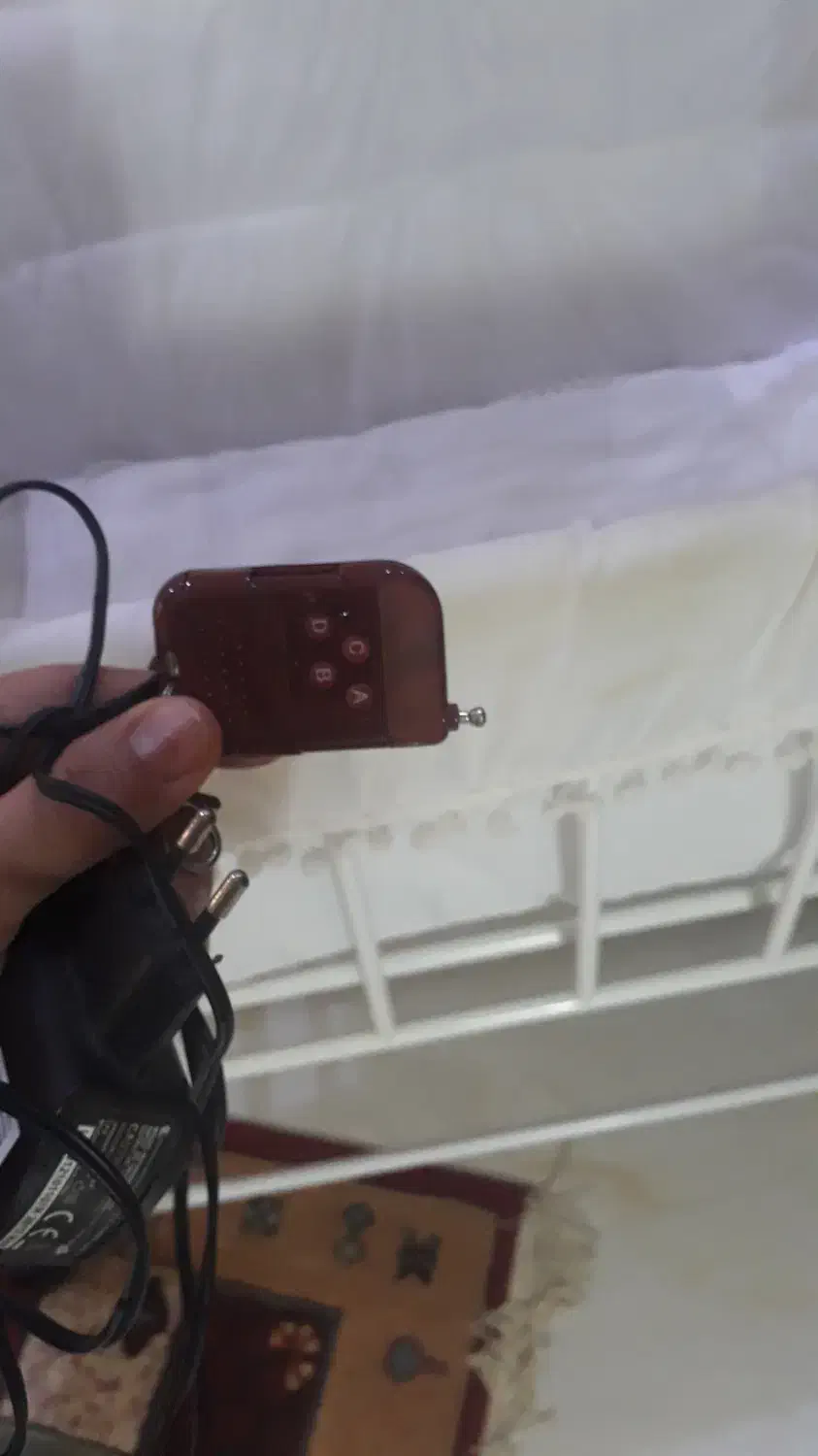 .گهواره و تخت برقی کنار مادر سودا ۵۰۰۰۰۰۰ تومان|تخت و صندلی بچه|تهران, راه آهن|دیوار