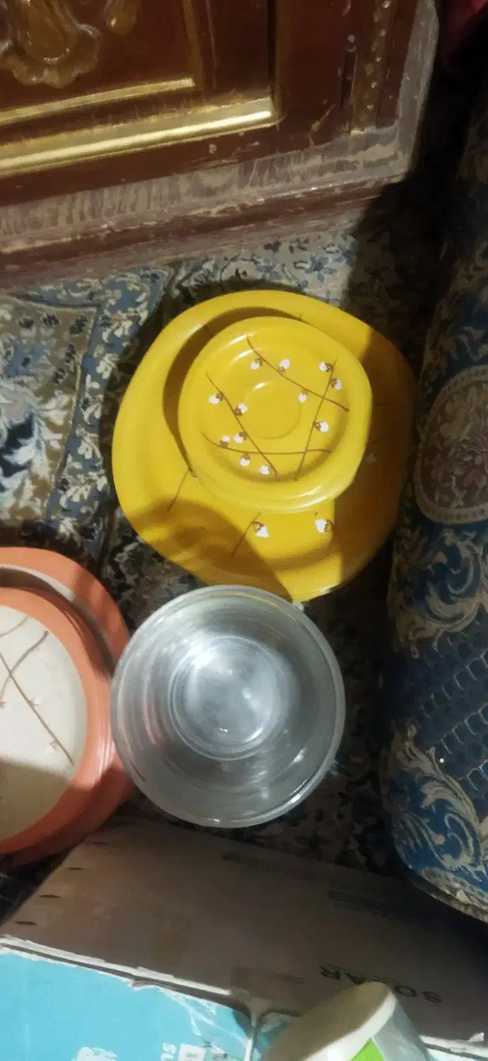 تعدادی ظرف|ظروف پخت‌وپز|نیشابور, فیض آباد|دیوار