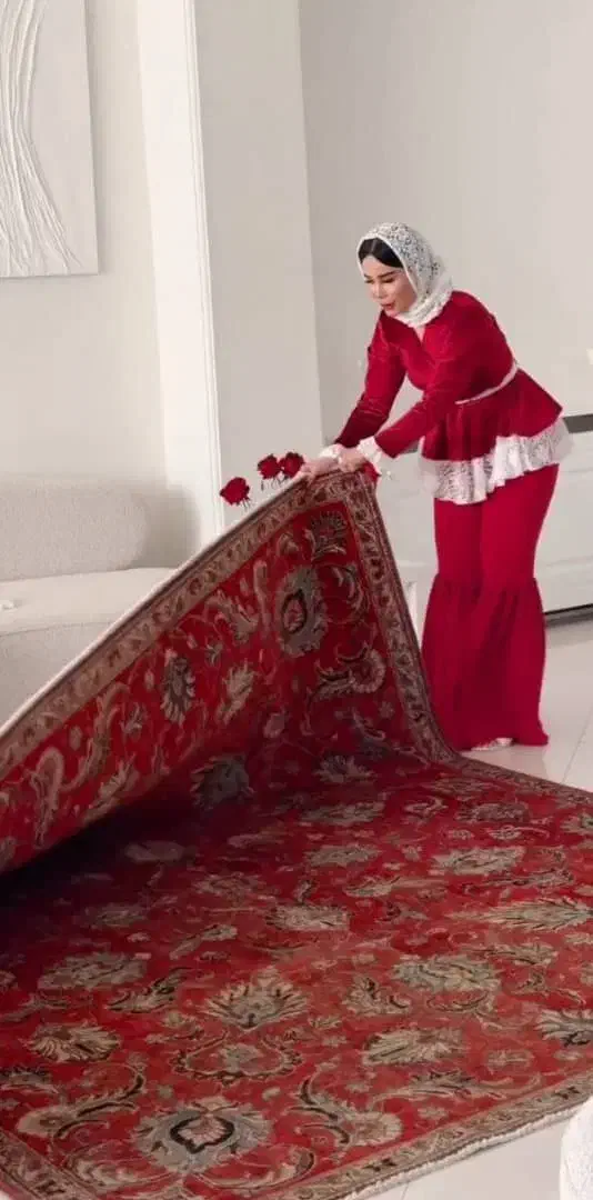 لباس زنانه|لباس|صومعه‌سرا, |دیوار