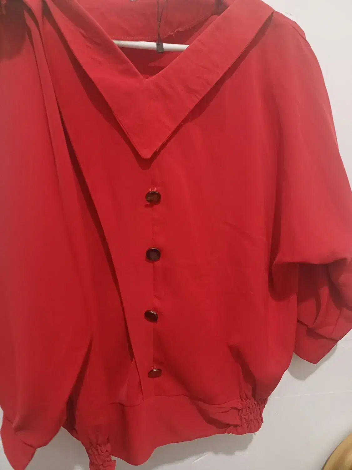 شومیز قرمز|لباس|قم, بقیع|دیوار