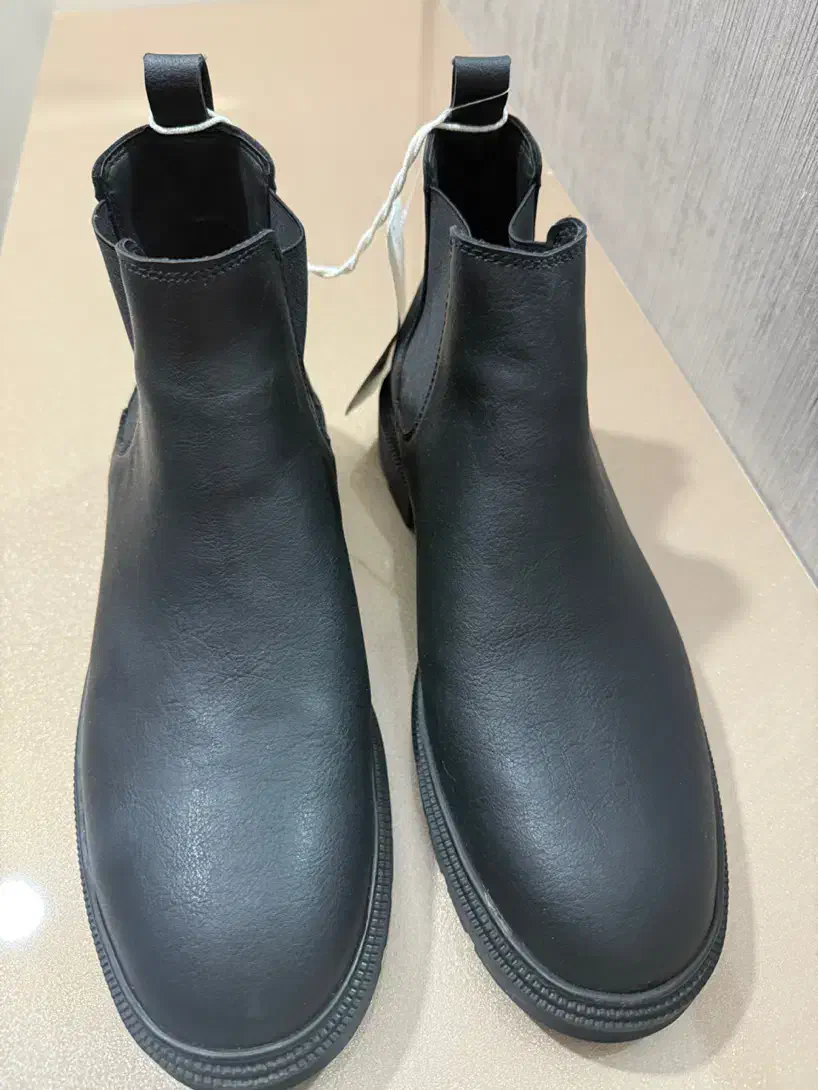 پوتین|کیف، کفش، کمربند|خوی, |دیوار