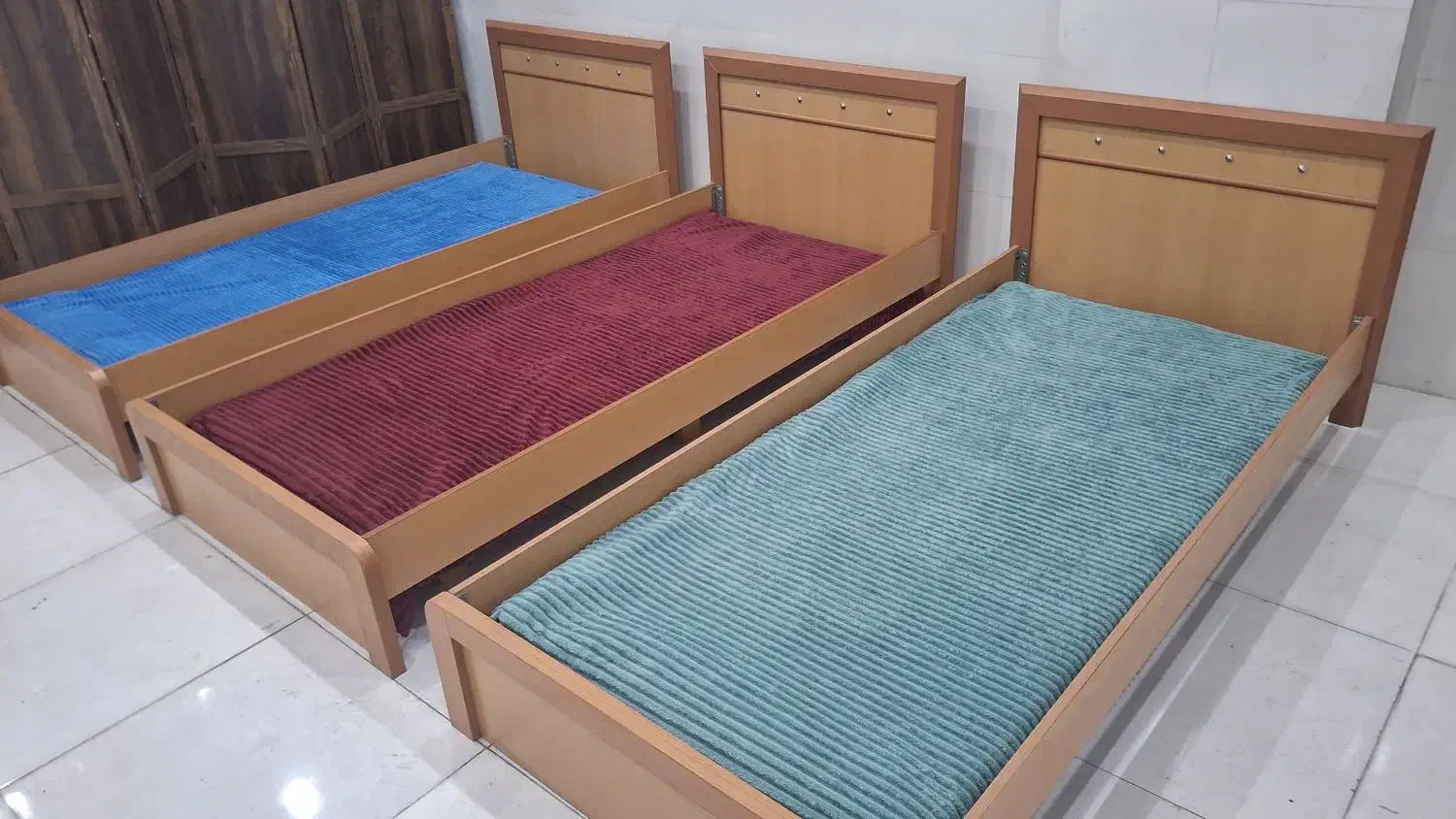 آگهی و حتما بخونید(تخت یک نفره ام دی اف)۷۰۰تومان|تخت و سرویس خواب|شیراز, شهرک رضوان|دیوار