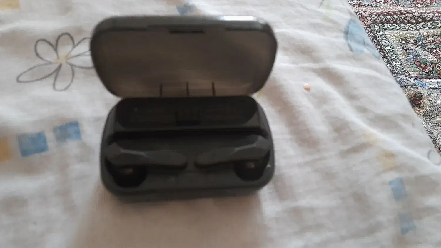 ایرپاد بلوتوث داردارای کارتون به فروش می رسد|لوازم جانبی موبایل و تبلت|سنندج, |دیوار