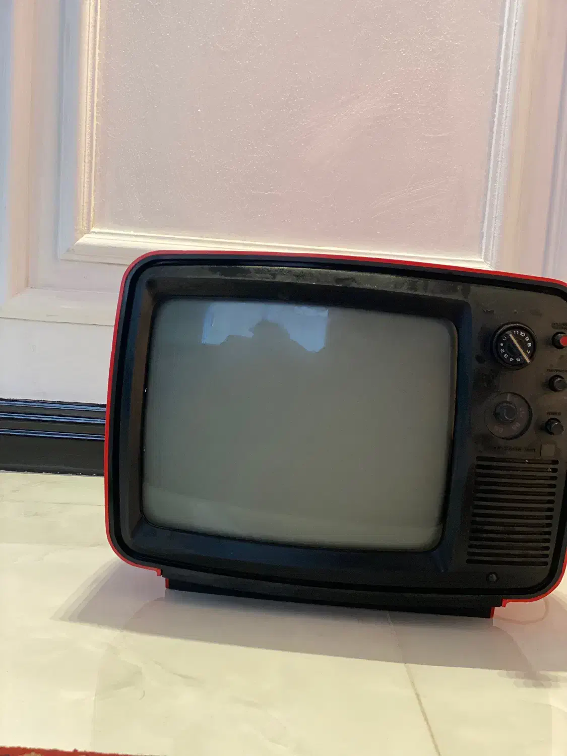 تلویزیون نوستالژی سیاه سفید قدیمی قرمز اکبند نایاب|تلویزیون و پروژکتور|چالوس, |دیوار