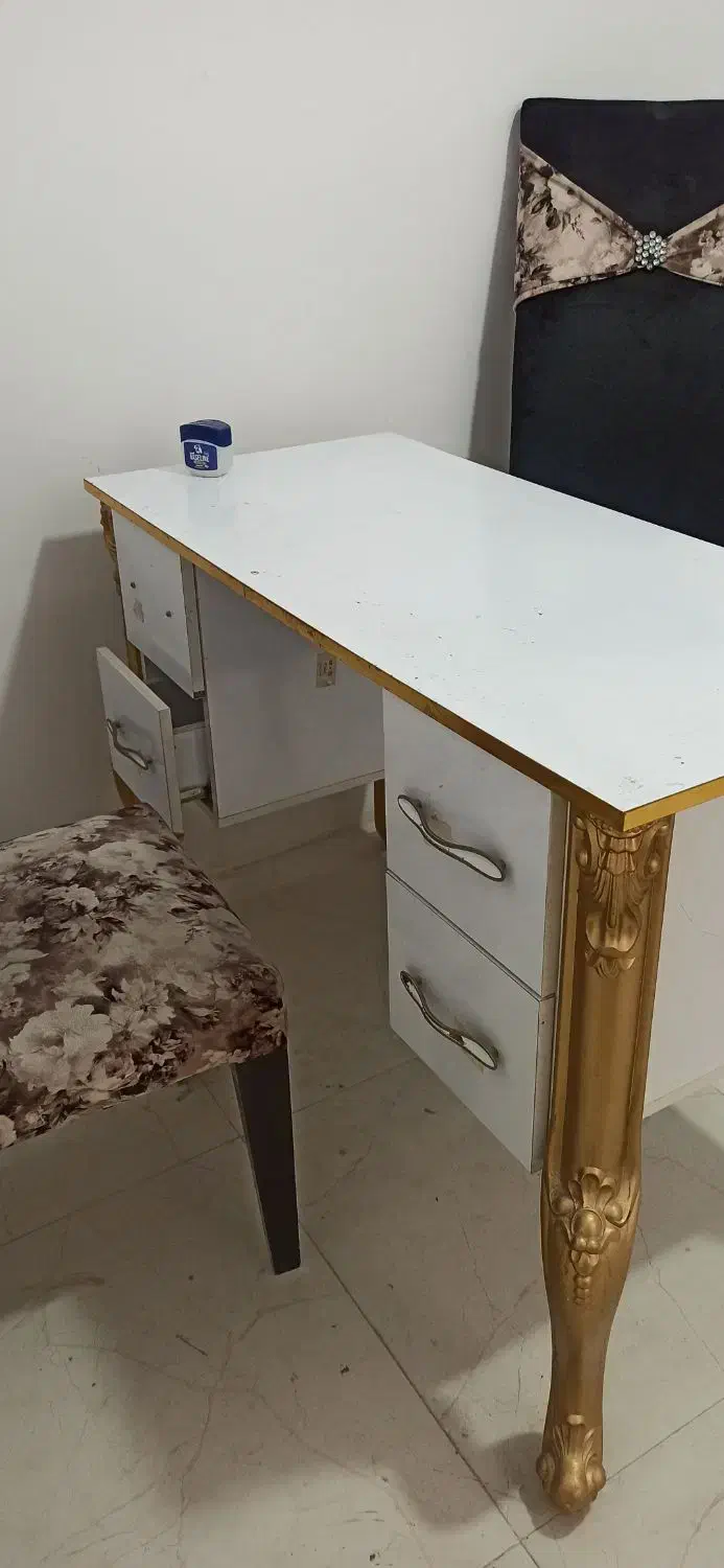 میز ناخن|آرایشگاه و سالن‌های زیبایی|طرقبه, |دیوار