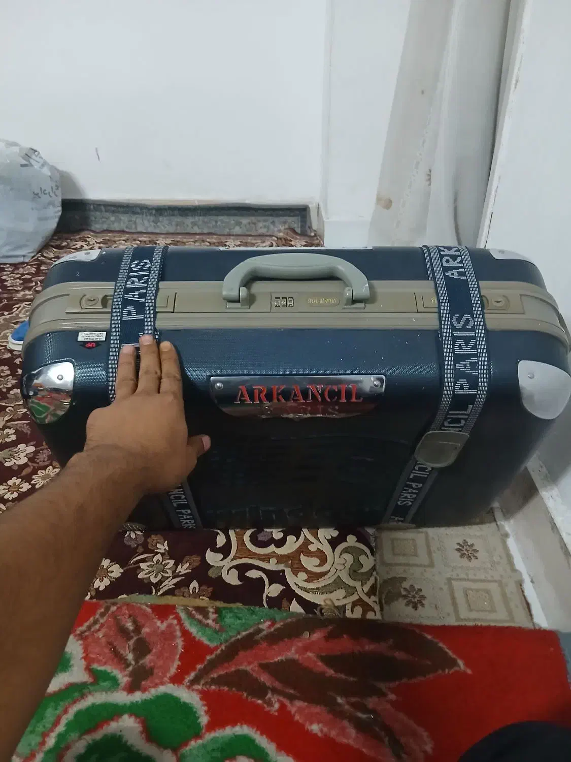 یک عدد چمدان مسافرتی سایز ۷۵×۷۰|کیف، کفش، کمربند|رباط‌کریم, رباط‌کریم|دیوار