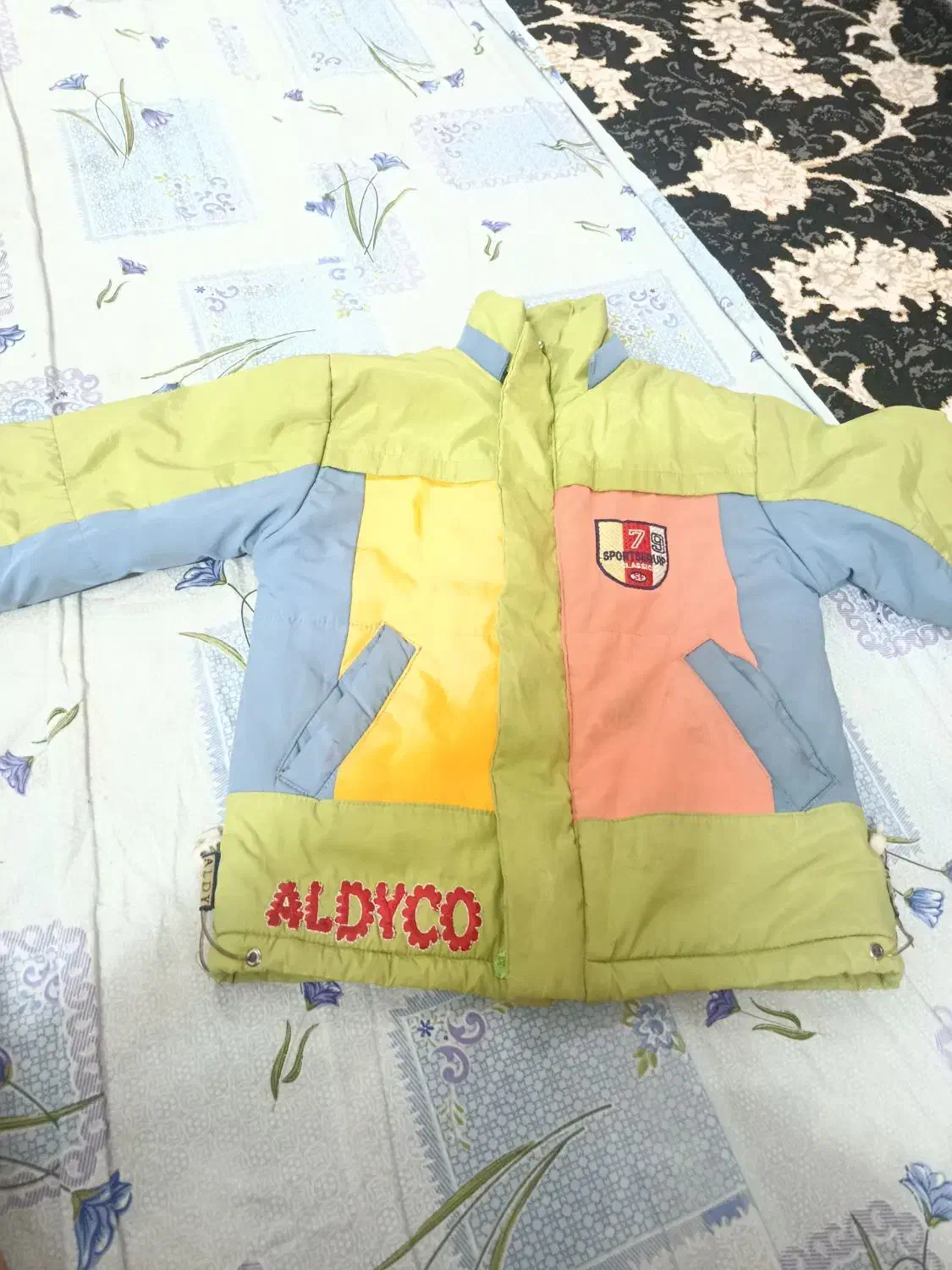 کاپشن|کفش و لباس بچه|بروجرد, |دیوار