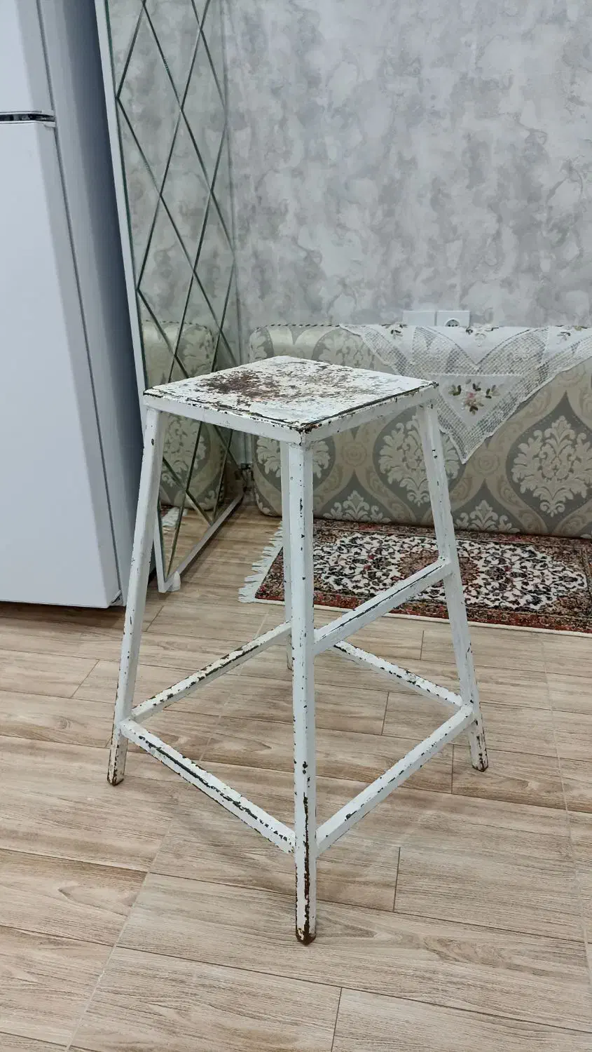 چهار پایه آهنی|صندلی و نیمکت|سنندج, |دیوار