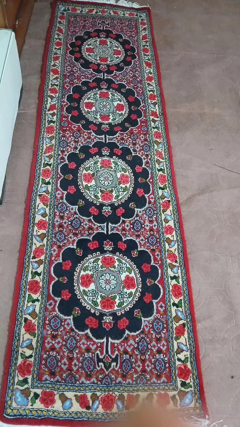 فرش تازه بافته شده کناره پیچ وتراش خورده زیبا|فرش|سنندج, |دیوار