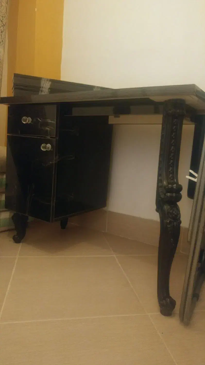 اینه و میز و صندلی ارایشگاه|آرایشگاه و سالنهای زیبایی|گرگان, |دیوار