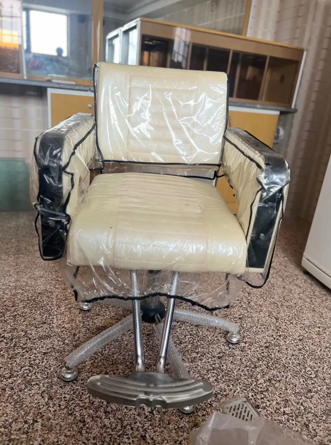 صندلی چرخشی|صندلی و نیمکت|قروه, |دیوار