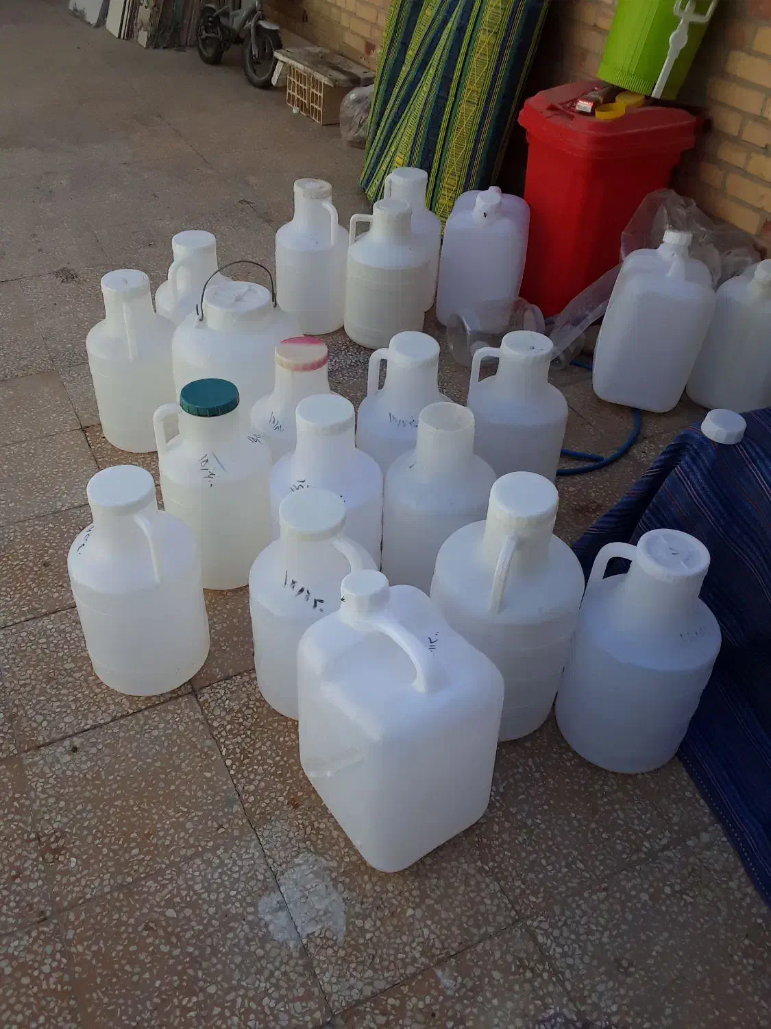 بشکه  ده لیتری|ظروف نگهدارنده، پلاستیکی، یک‌بارمصرف|بهبهان, |دیوار