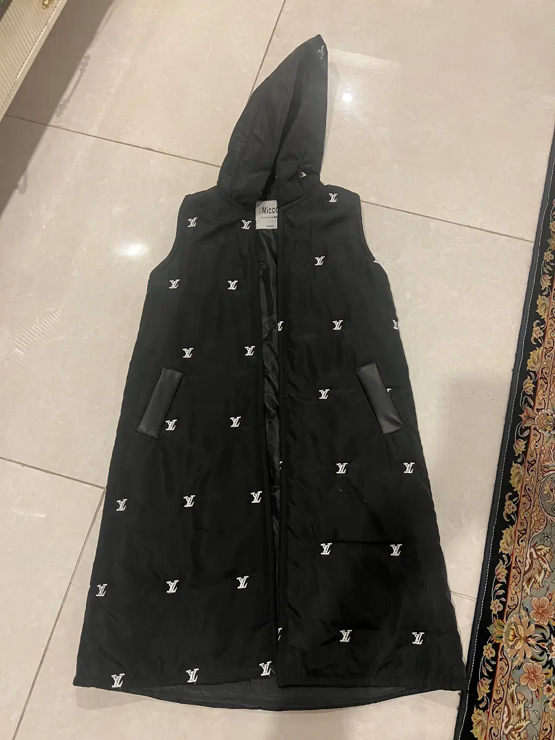 پافر لویی ویتون|لباس|شیراز, فرهنگ شهر|دیوار