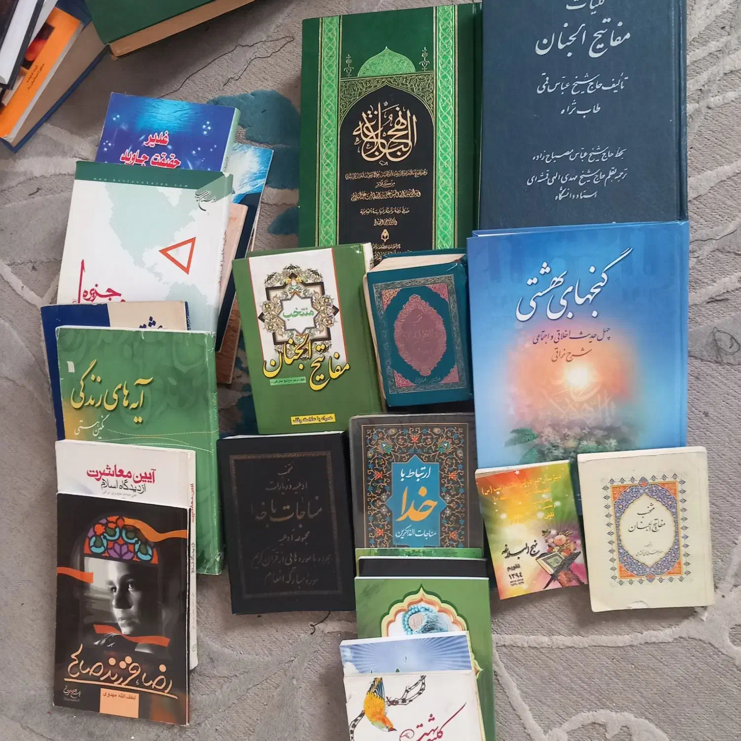 کلیات مفاتیح الجنان قدیمی سال ۱۳۴۲ و نهجالبلاغه|کتاب و مجله مذهبی|پرند, فاز ۶|دیوار