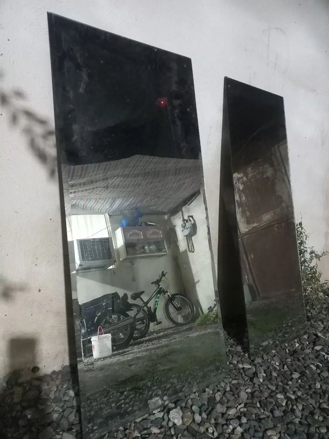 اینه|آینه|صومعه‌سرا, |دیوار