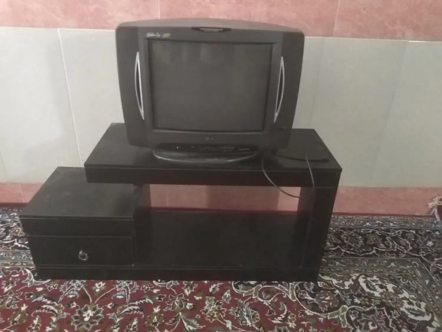 تلویزیون به همراه میز و دیجیتال|تلویزیون و پروژکتور|قم, یزدان‌شهر|دیوار