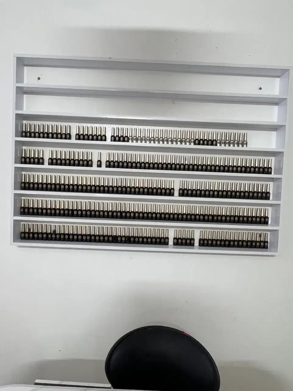 میز مانیکور و صندلی مخصوص، در حد نو|آرایشگاه و سالن‌های زیبایی|اراک, |دیوار