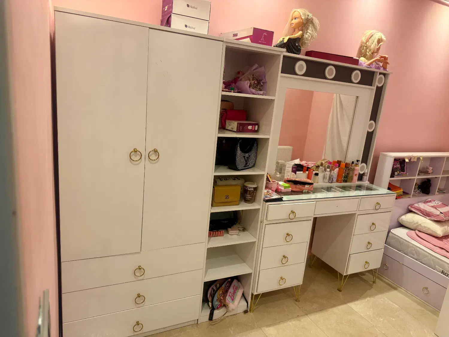 میز ارایش اینه چراغ دار به همراه کمد کشو دار|تخت و سرویس خواب|رودهن, |دیوار