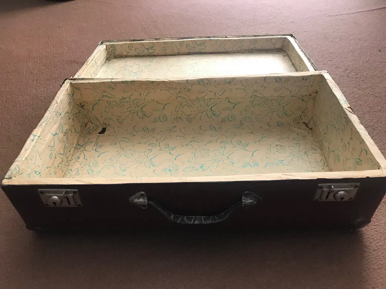 چمدان قدیمی|کلکسیون اشیاء عتیقه|تبریز, |دیوار