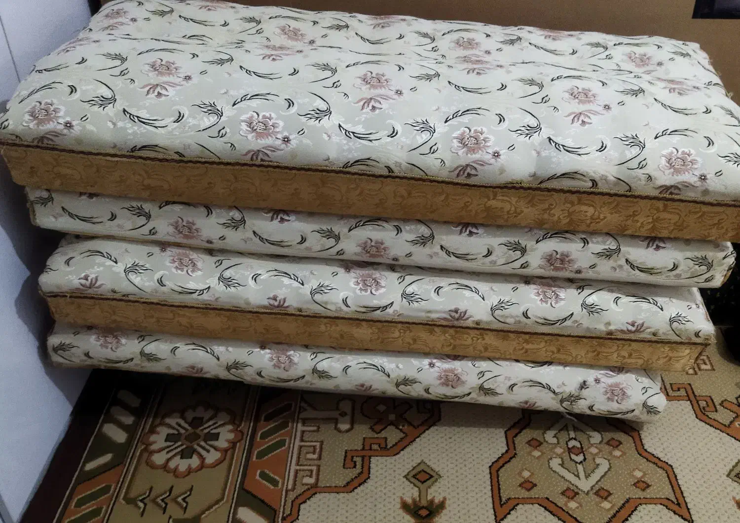 پشتی|رختخواب، بالش، پتو|اسلامآباد غرب, |دیوار