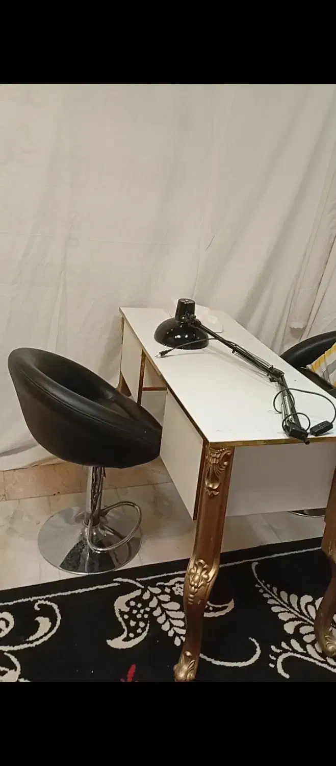 میز کاشت ناخن و آیینه کنسول|آرایشگاه و سالنهای زیبایی|فردوسیه, |دیوار