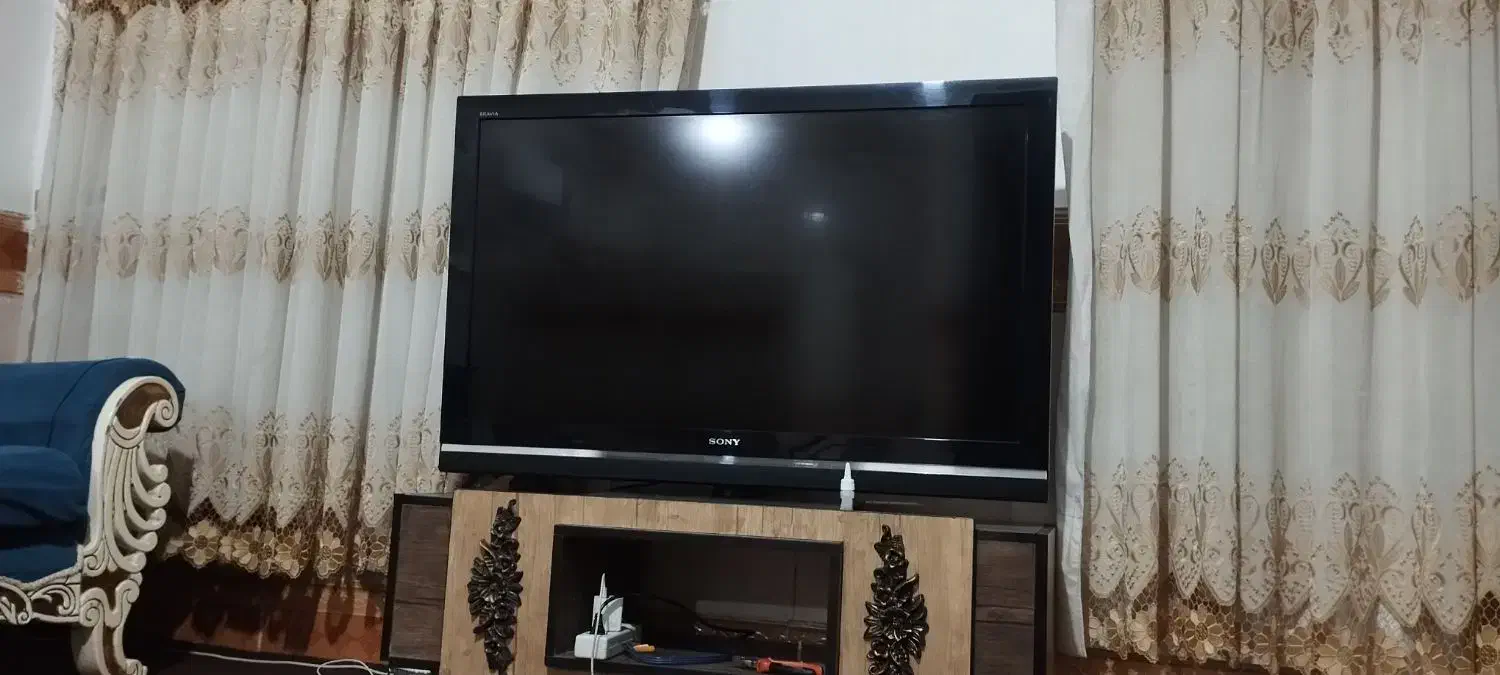 تلویزیون|تلویزیون و پروژکتور|ثلاث باباجانی, |دیوار