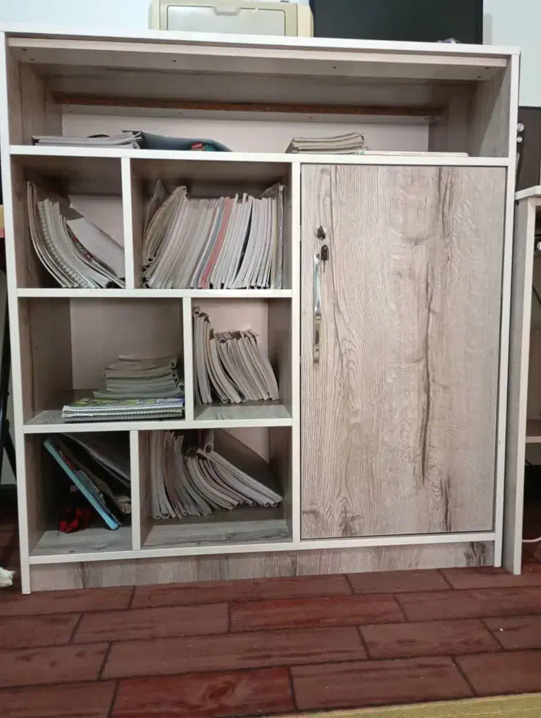 با سلام یک عدد کتابخانه سالم ابعاد 1 در 1|کتابخانه، شلف، قفسههای دیواری|کرج, حسن آباد|دیوار