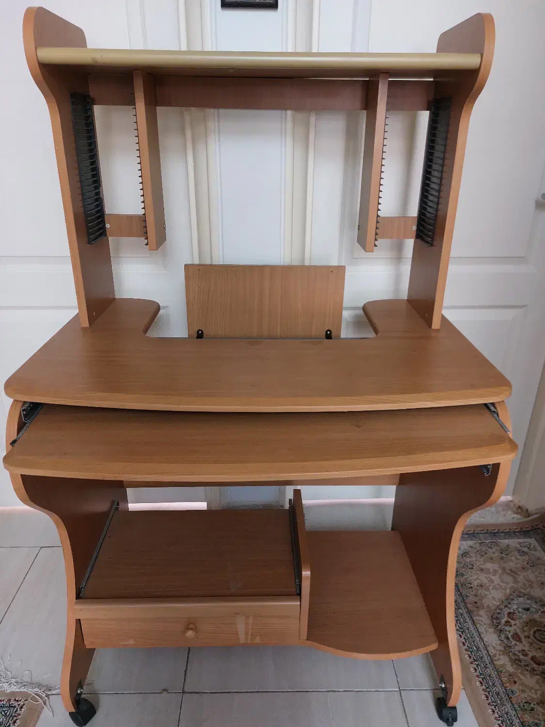 میز تحریر و کامپیوتر|میز تحریر و کامپیوتر|رودهن, |دیوار