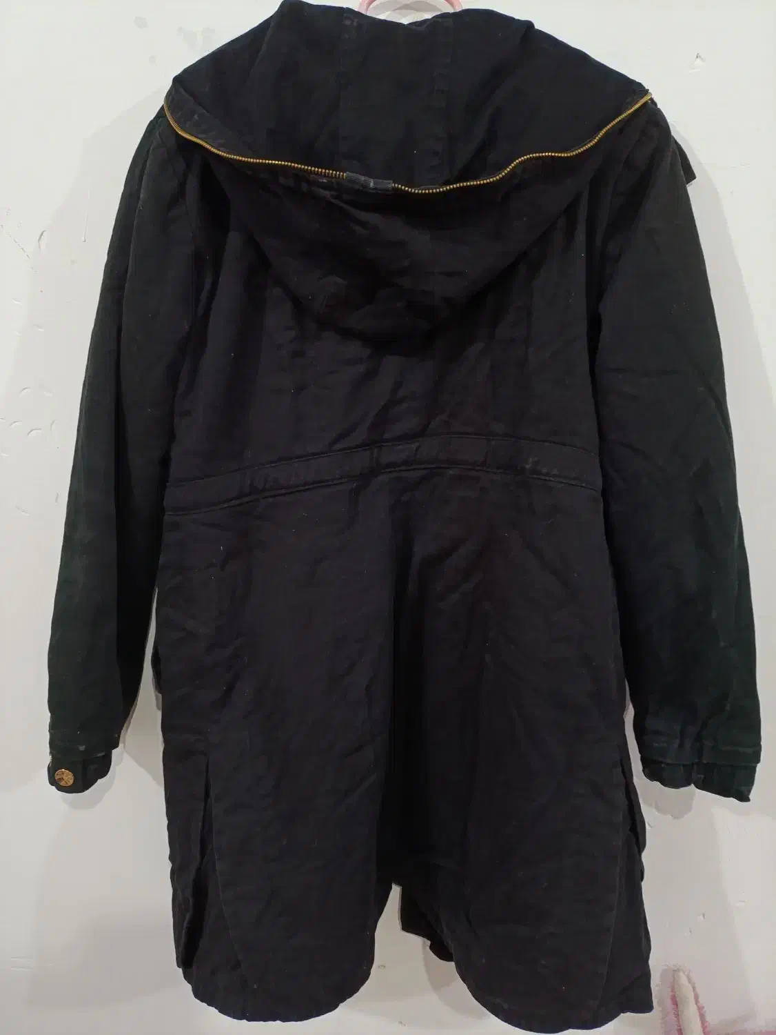 پالتو|لباس|اهر, |دیوار