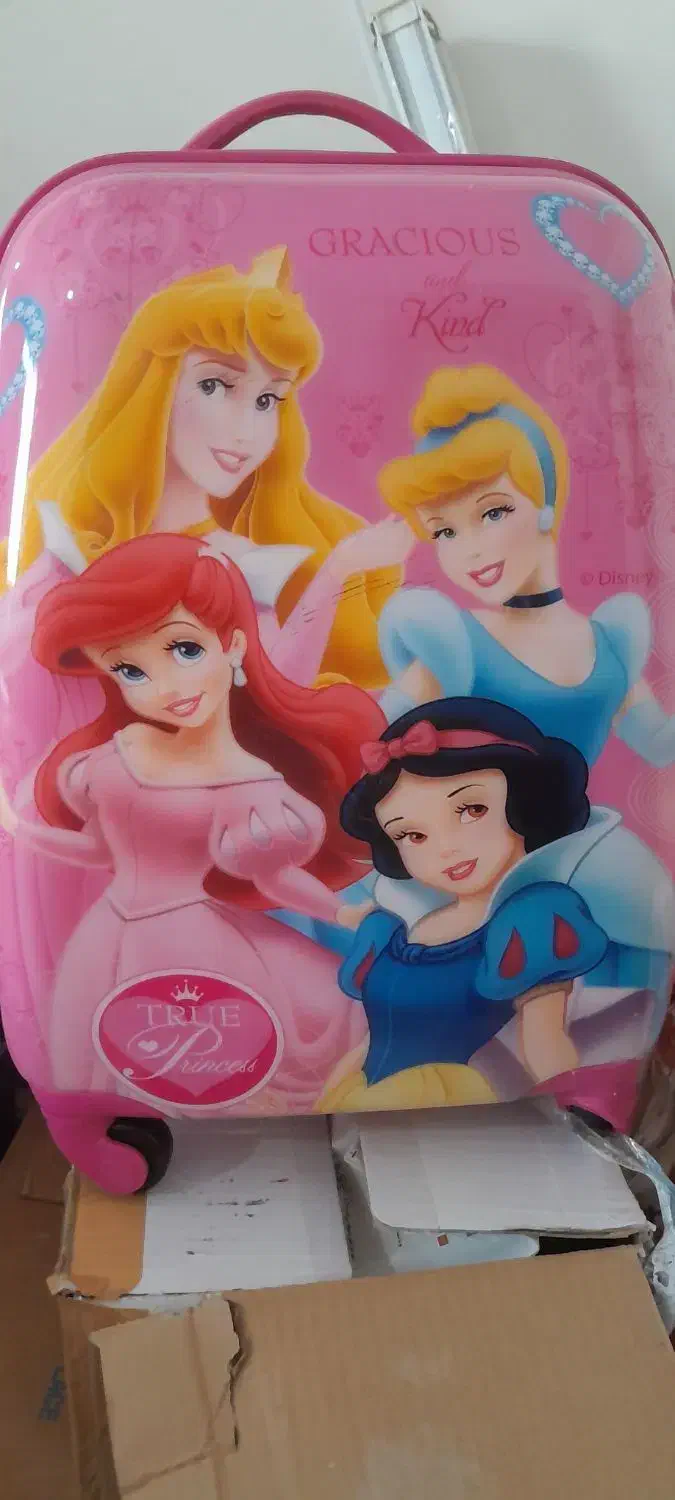 چمدان دخترانه|کفش و لباس بچه|رودهن, |دیوار