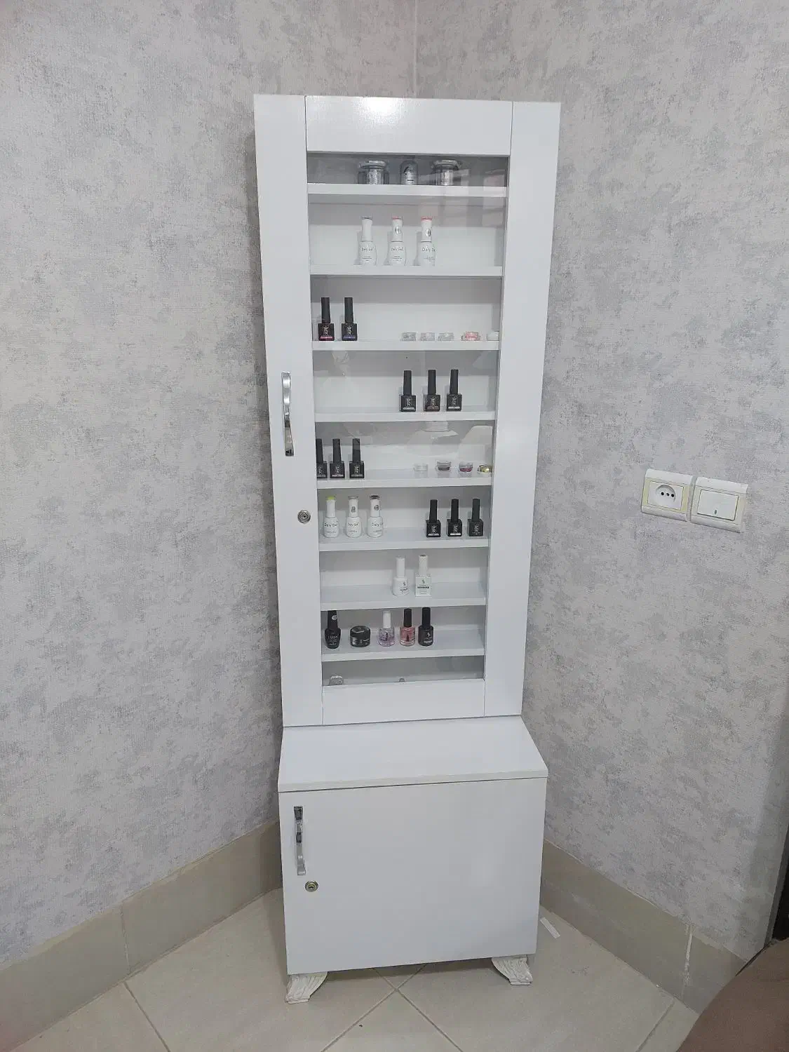 میز دونفره کاشت ناخن به همراه استند کمد دار|آرایشگاه و سالنهای زیبایی|فولادشهر, B2|دیوار