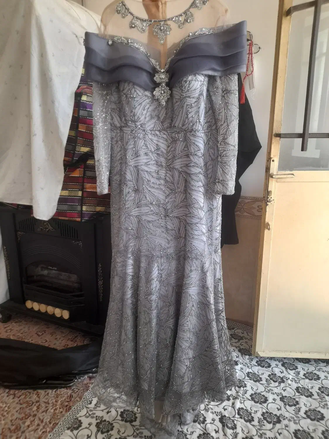 لباس مجلسی|لباس|نوده انقلاب, |دیوار