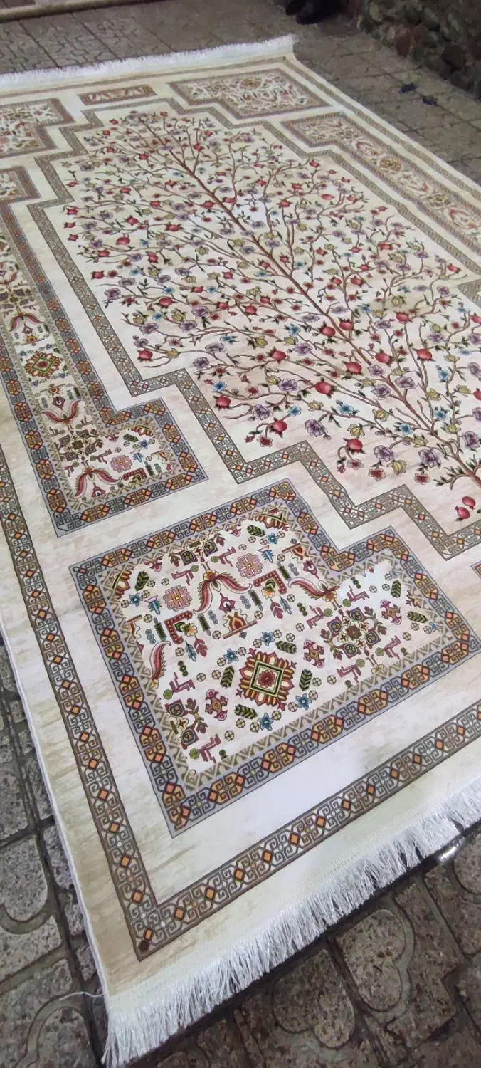 فرش ماشینی طرح دستباف نقشه درخت شکوفه کرم|فرش|تهران, امین حضور|دیوار