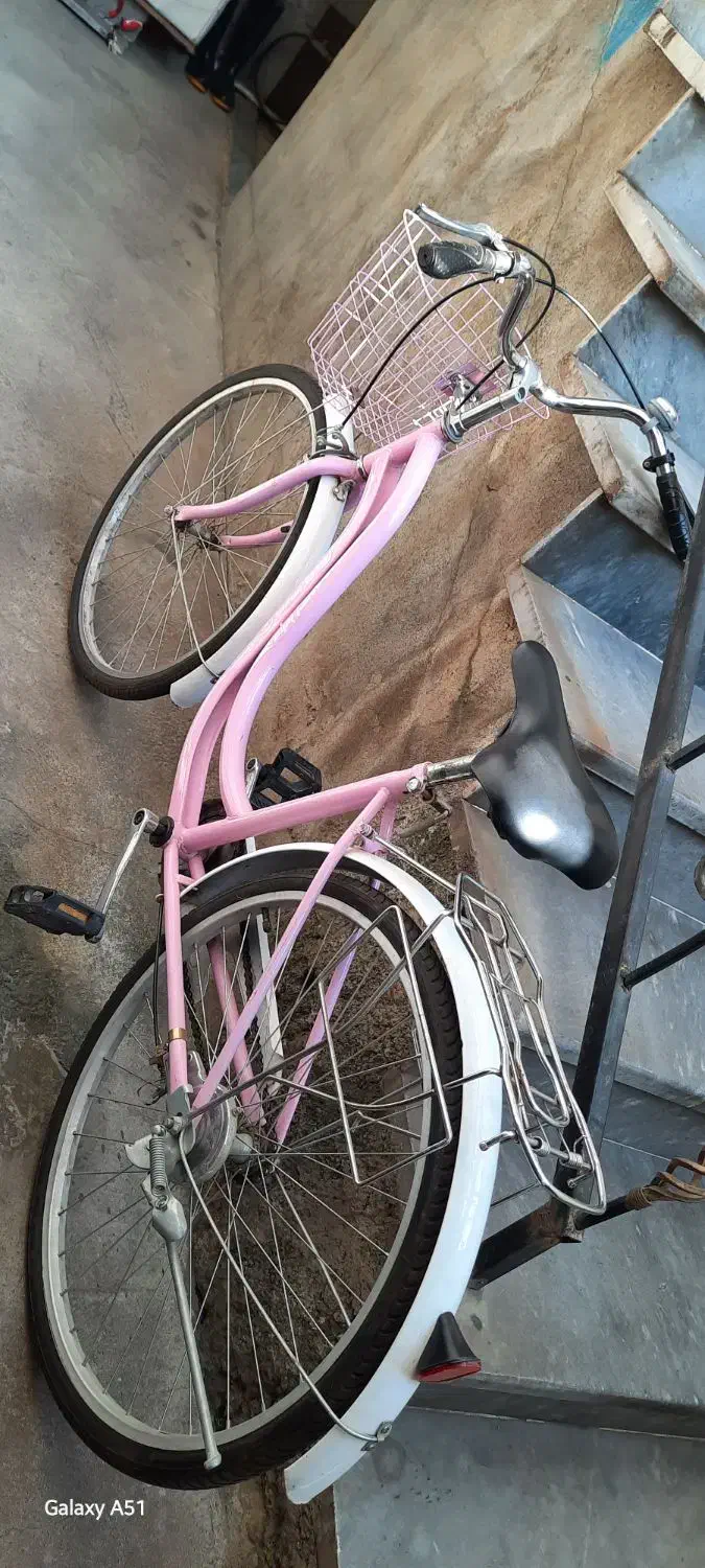 دوچرخه سفید و صورتی سالم در حد نو|دوچرخه، اسکیت، اسکوتر|بندر انزلی, نیمه شعبان|دیوار