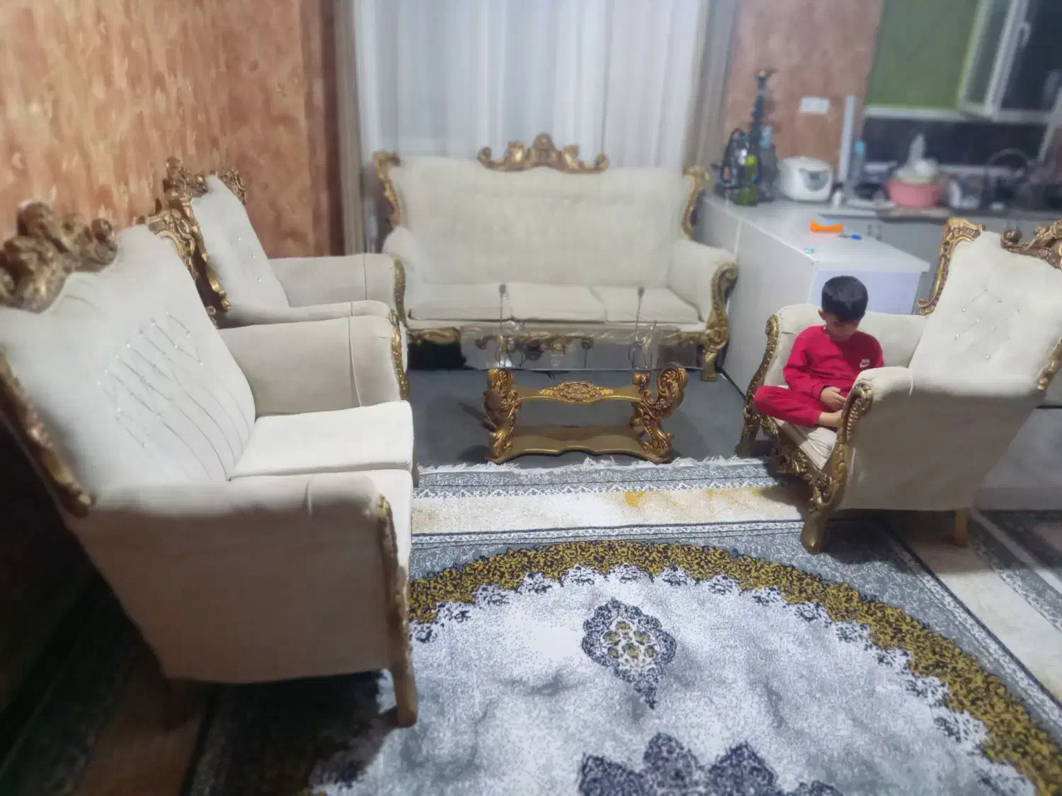 مبل سلطنتی در حد نو با میز ومیز های عسلی|مبلمان خانگی و میز عسلی|پرند, فاز ۵|دیوار