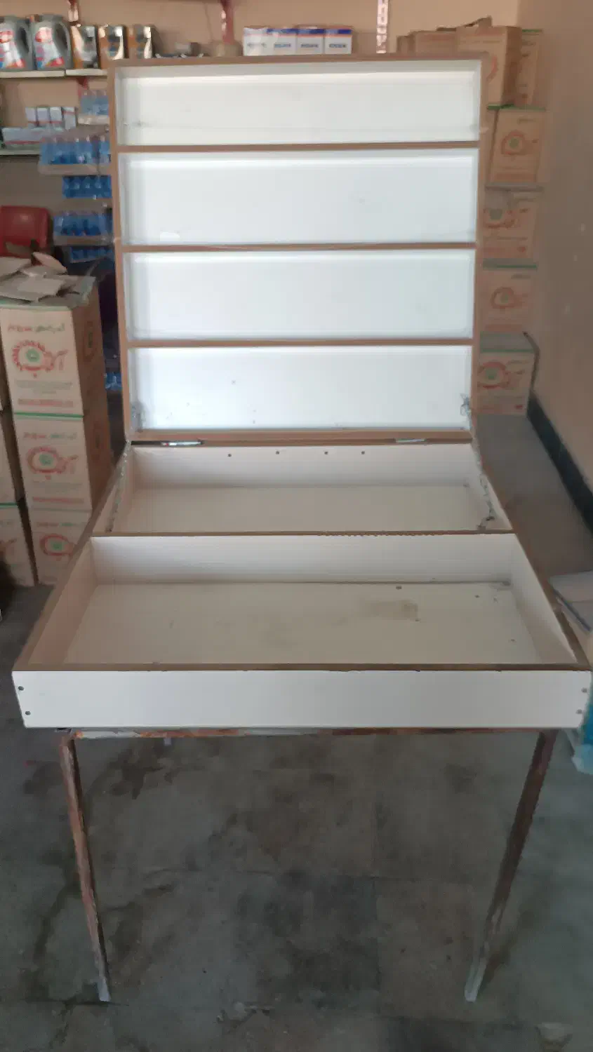 جعبه سیگاری همراه چهار پایه آهنی|فروشگاه و مغازه|ایرانشهر, |دیوار