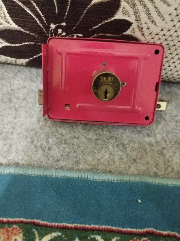 قفل در حیاط|اشیا|آبادان, |دیوار