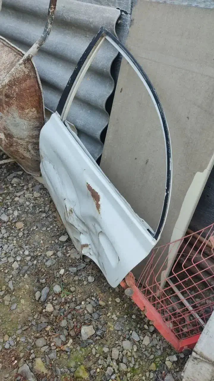 داغی در فابریک عقب سمت راننده|قطعات یدکی و لوازم جانبی|آمل, |دیوار