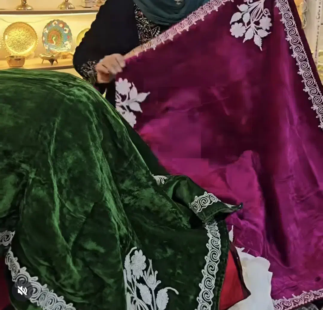 تخفیف ویژه بقچه مخمل عتیقه|کلکسیون اشیاء عتیقه|کاشان, میانچال|دیوار