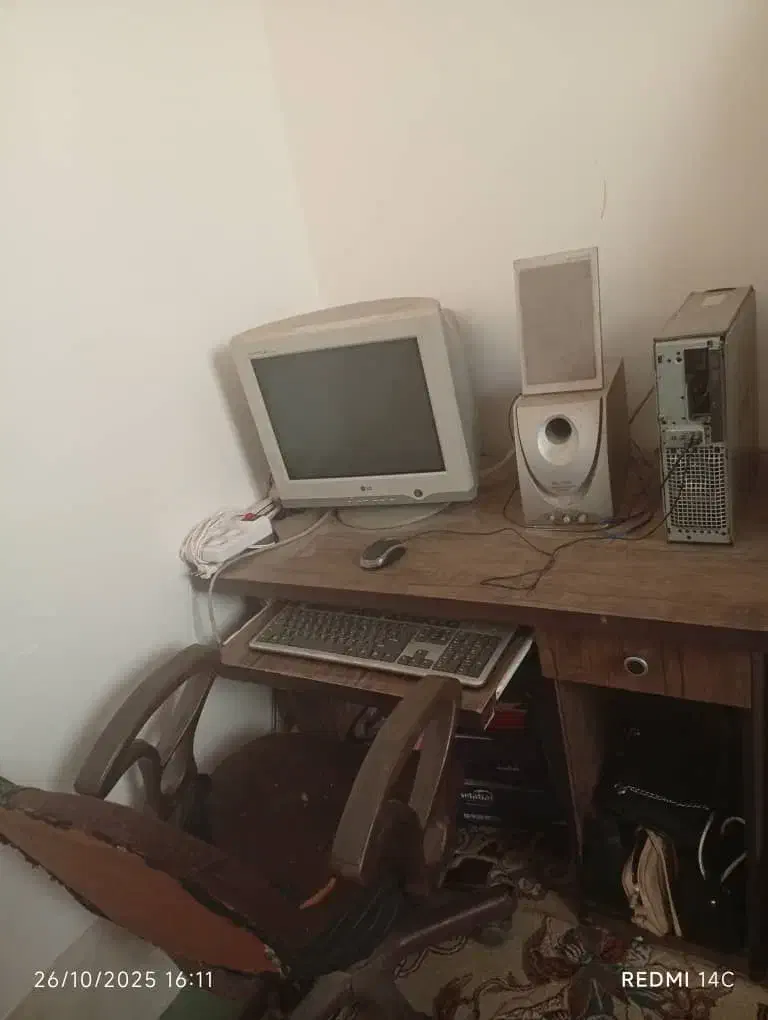 میز کامپیوتر و صندلی و کامپیوتر|میز تحریر و کامپیوتر|فیروزآباد (فارس), |دیوار