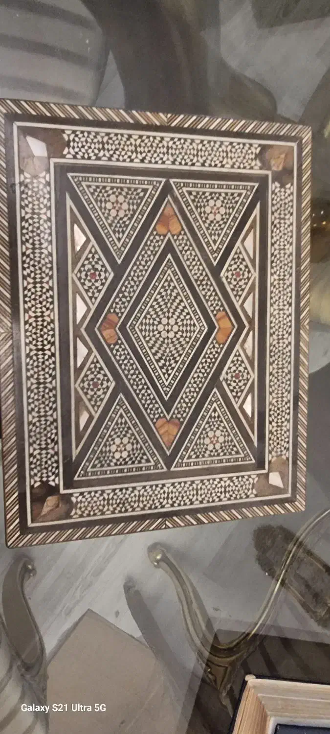 تنگ و گلدان شیشه و جعبه های خاتم قدیمی و اصل|کلکسیون اشیاء عتیقه|نور, |دیوار