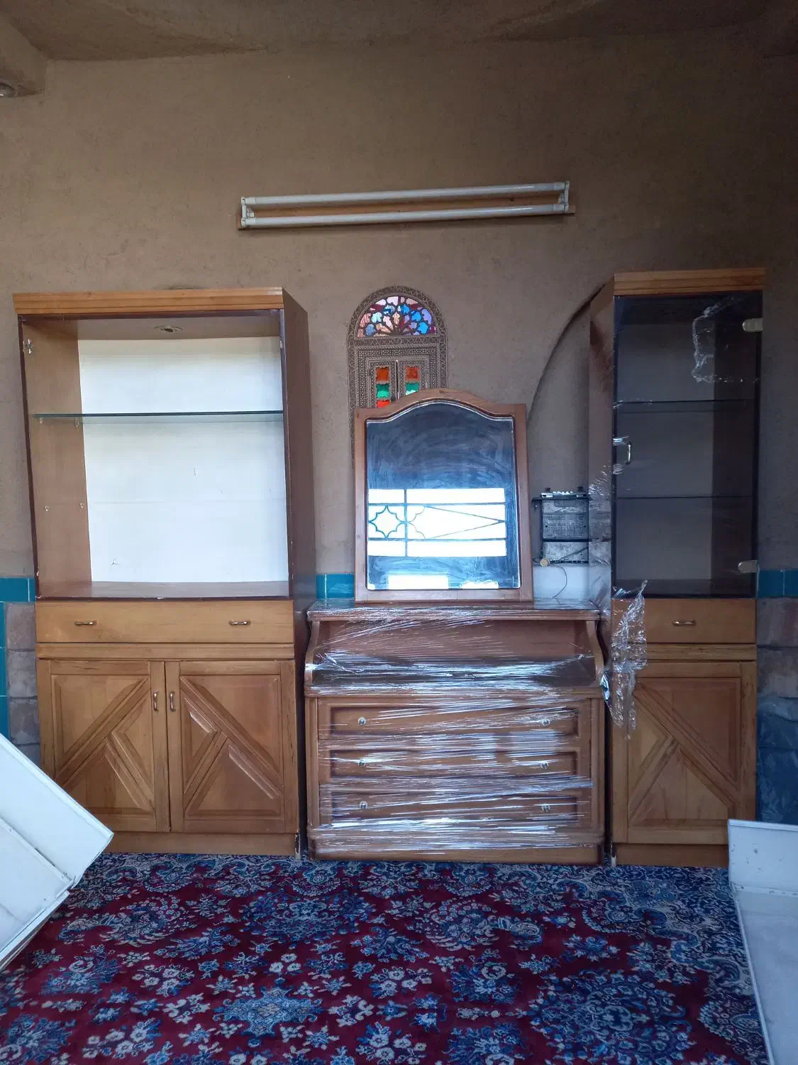 ست کامل ویترین چوبی میز آرایشی و آینه  تمیز و سالم|بوفه، ویترین، کنسول|نجف‌آباد, ویلاشهر|دیوار