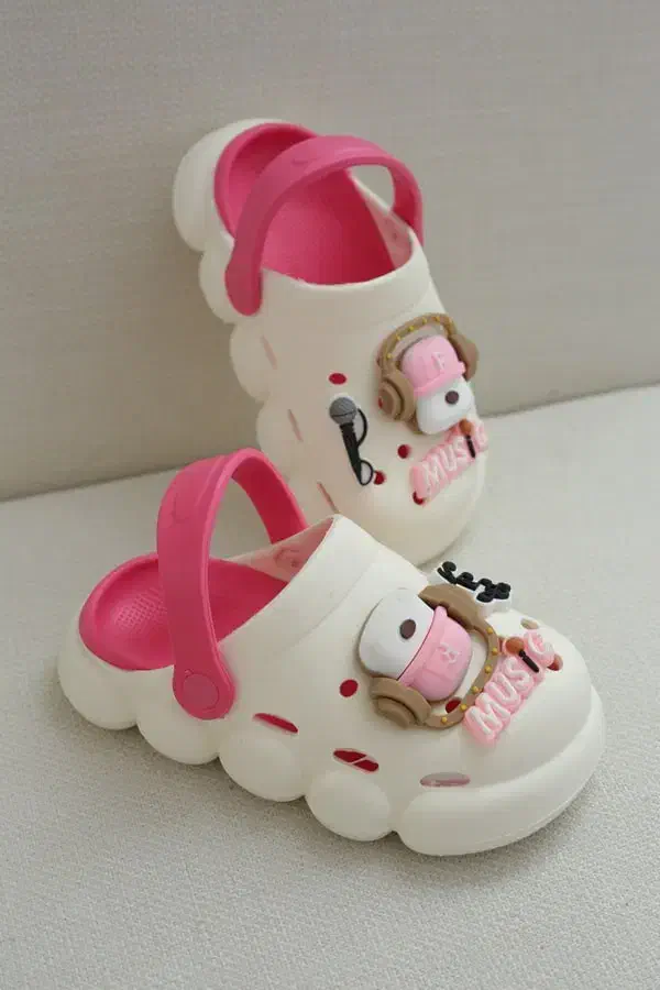 کراکس|کیف، کفش، کمربند|ساری, |دیوار