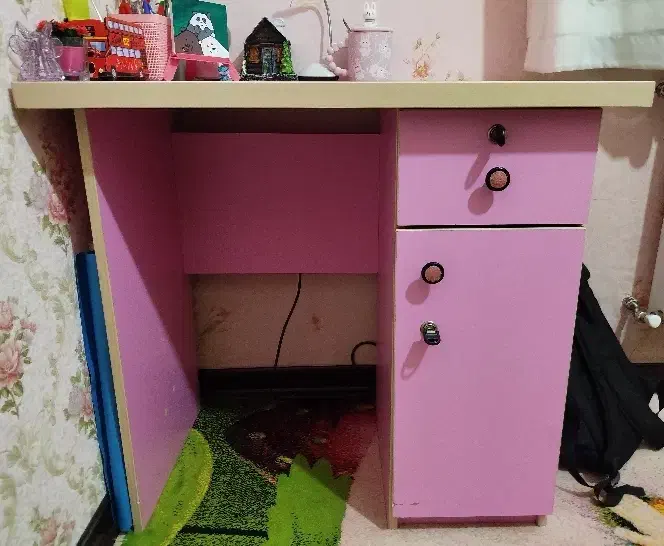 میز تحریر|میز تحریر و کامپیوتر|پرند, فاز ۴|دیوار