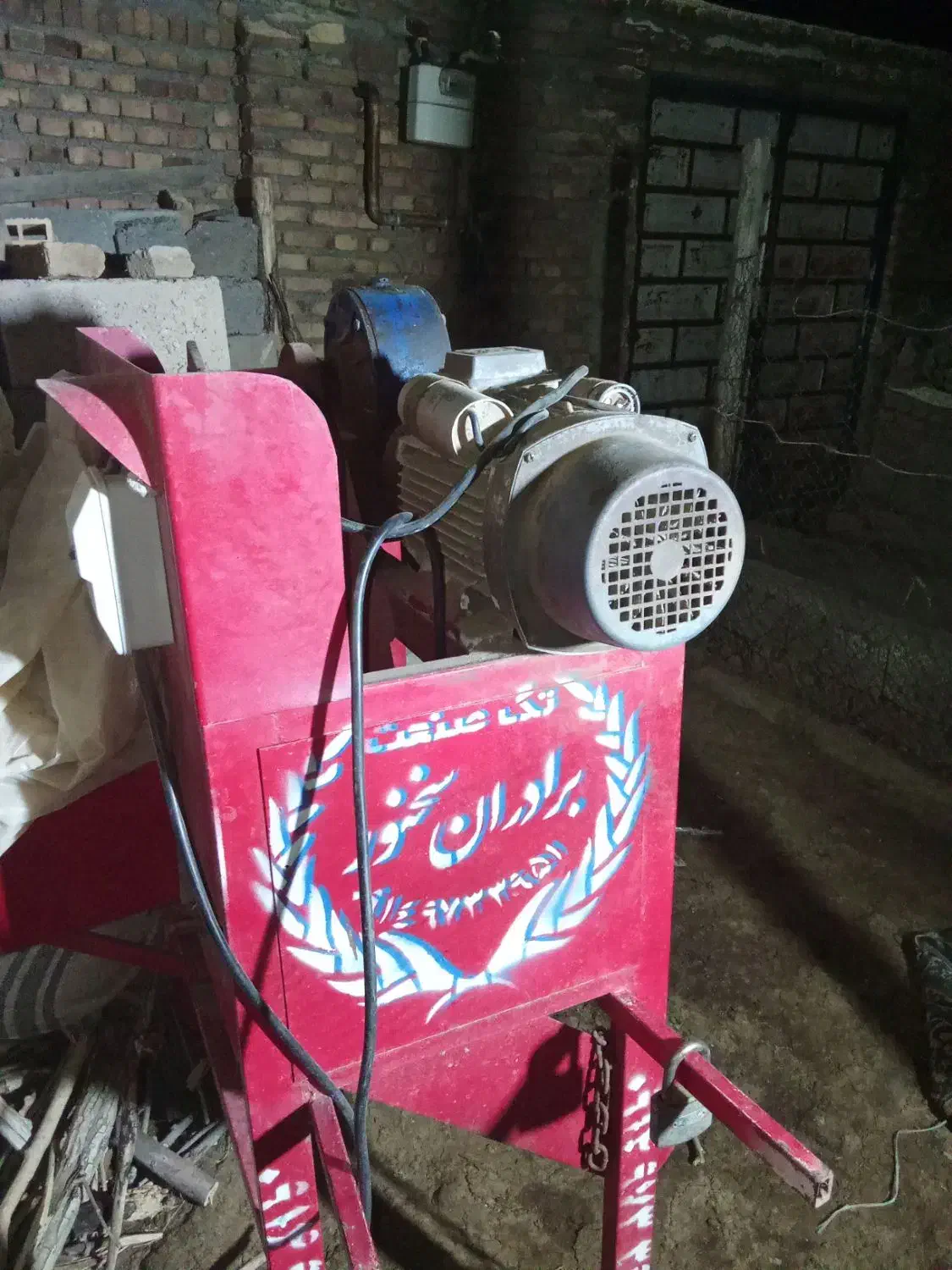 یک دستگاه علف خورد کن یونجه|لوازم جانبی حیوانات|خواجه, |دیوار