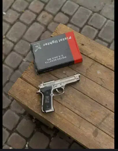 کلت فندکی|اسباب‌‌بازی|درمیان, |دیوار