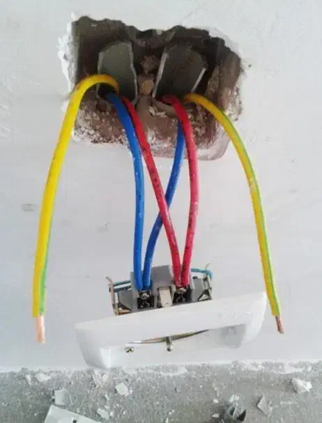 خدمات برق ساختمان و صنعتی|خدمات پیشه و مهارت|آباده, |دیوار