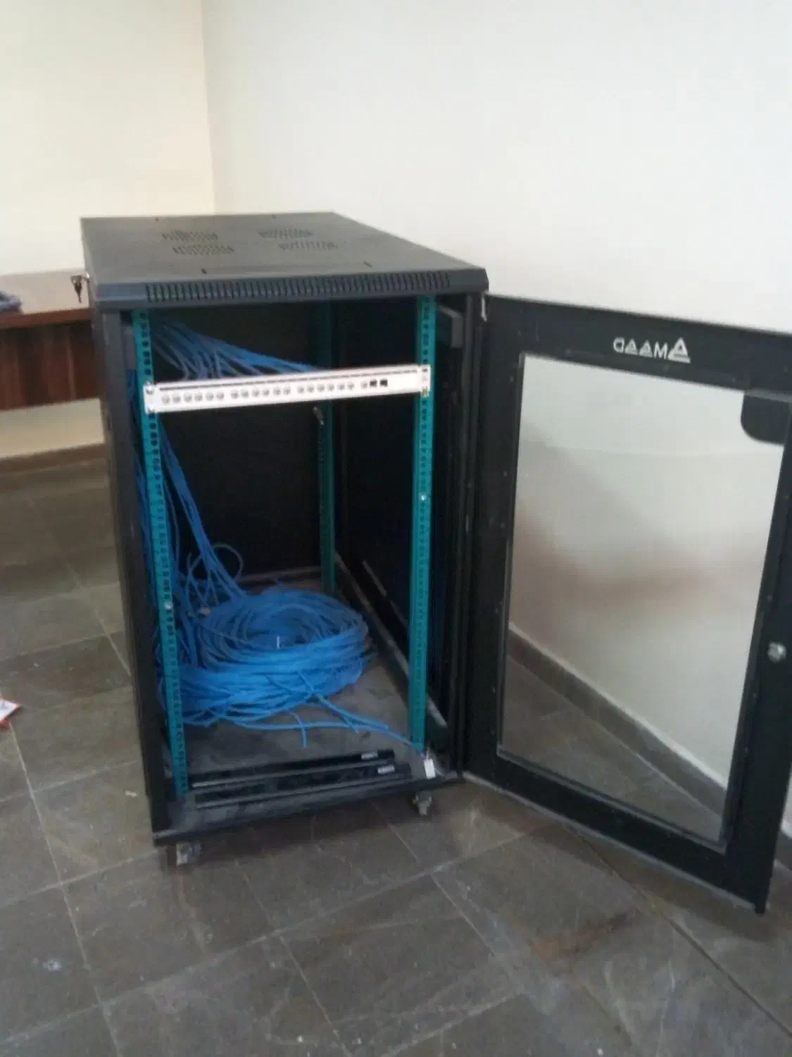 نیم رک به همراه پچ پنل ۲۴پورت ومقدار ی کابل|مودم و تجهیزات شبکه|تهران, نیلوفر|دیوار