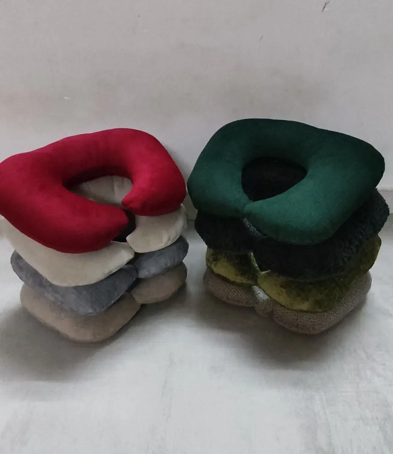 بالش گردنی|رختخواب، بالش، پتو|قم, طلاب غیر ایرانی|دیوار